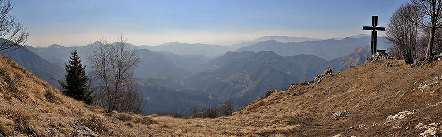 Alla croce (1550 m) di Cima Cornetti (1605 m) con vista panoramica